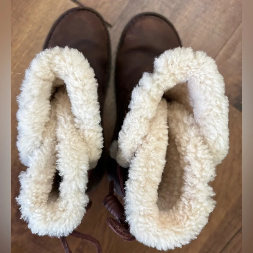 UGG akadia Womens leather boots shearling lining Sz 7